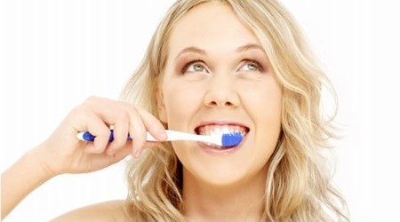 La placca, la la carie e altre malattie gengivali sono causate da batteri. Ognuno di noi in bocca ne possiede davvero tanti ma la maggior parte di essi sono ... - Spazzolino-da-denti-450x250